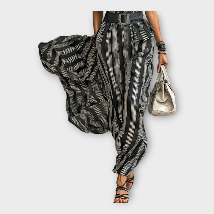 Rochie lungă cu design elegant și minimalist